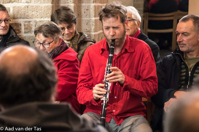 838394 Afbeelding van klarinettist Steven Kamperman van Het Orgel Trio tijdens een optreden in de Nicolaïkerk ...